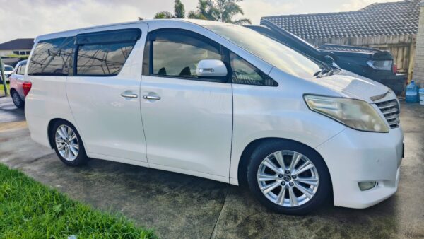 Toyota Alphard - Image 2