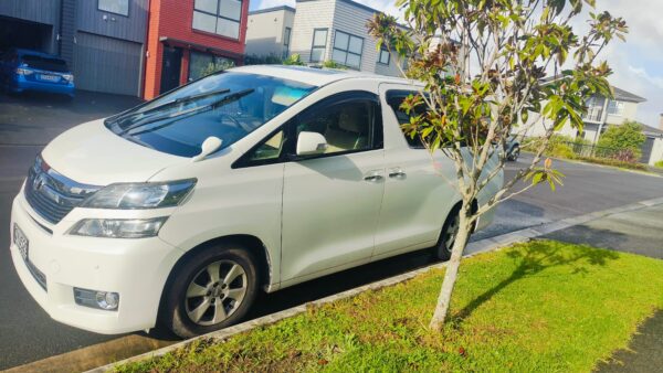 Toyota Alphard - Image 4